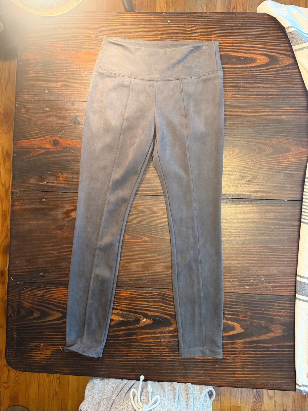 Tahari woMen's cafe brown faux leather Stretch Pants skinny size Small